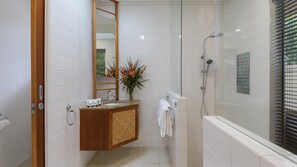 Shower - Surya 11 | Port Douglas (PORT DOUGLAS)