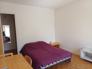 Een strijkplank/strijkijzer, beddengoed