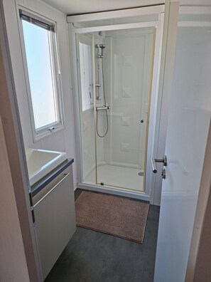 Bathroom - Vrbo Property (Brem-sur-Mer)