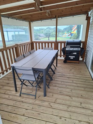 Outdoor dining - Vrbo Property (Brem-sur-Mer)