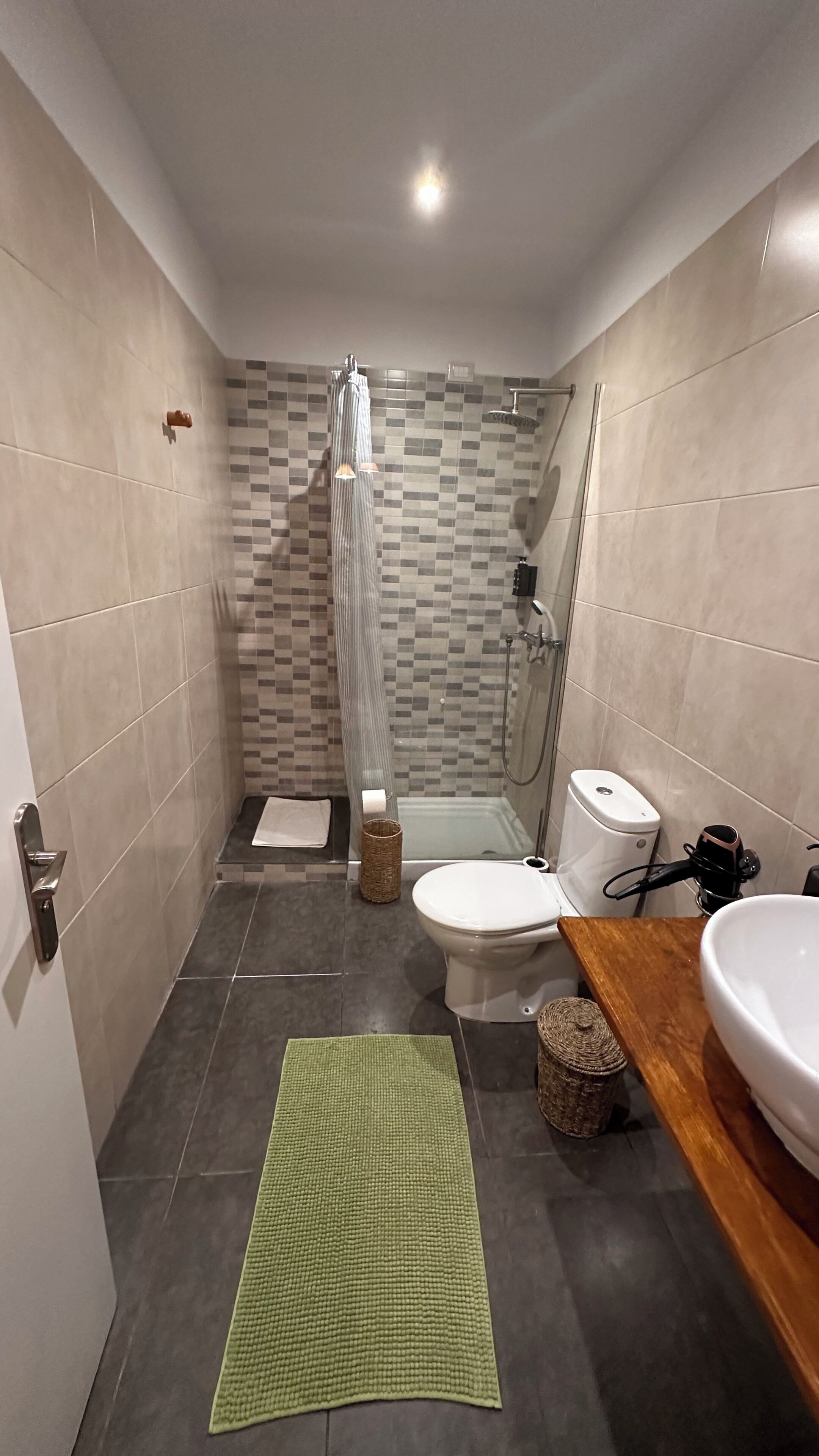 Een douche, een haardroger, handdoeken, zeep