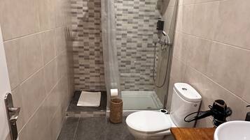 Een douche, een haardroger, handdoeken, zeep