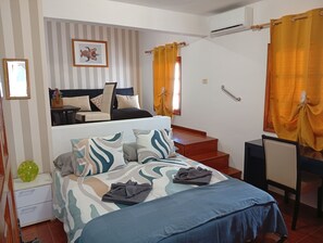 Tabla de planchar con plancha, wifi y ropa de cama 