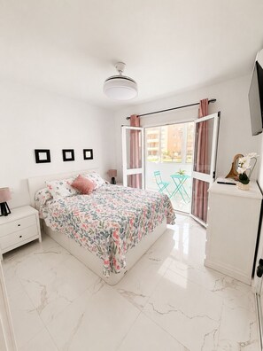Iron/ironing board, WiFi, bed sheets - Casa Sol de Algarrobo - Beach and Swimming Pool just a few steps away (Algarrobo-Costa)