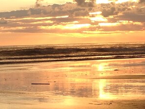 A beach with a sunset. - Ocean View Ridge Residence/Pool/4BD-5BA+Office/Wifi/Dominical area/ 30-120 days (Matapalo)