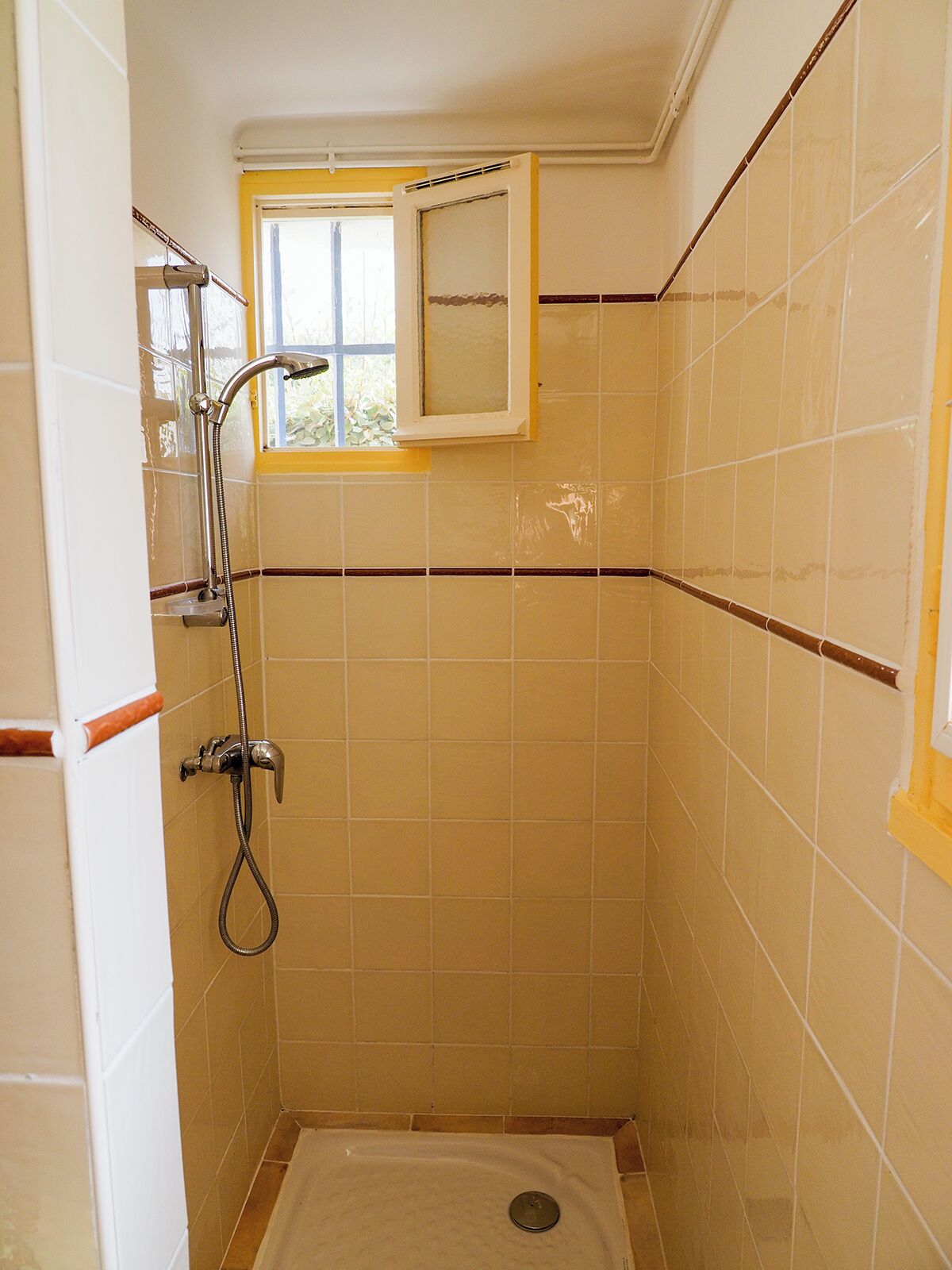 Douche, sèche-cheveux, serviettes fournies