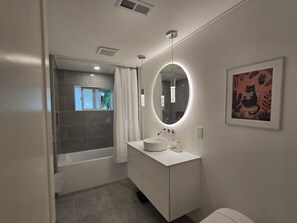 Haartrockner, Bidet, Handtücher, Seife