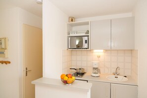 Fridge, microwave, oven, stovetop - Coastal Apartment Near Richelieu (Cap d'Agde (Hérault))