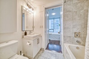 Suite Standar, balkon, pemandangan kota | Kamar mandi | Kombinasi shower/bathtub, pengering rambut, handuk, dan sabun