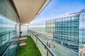 Suite Comfort, balkon, pemandangan kota | Tempat makan outdoor