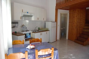 Classic Duplex | Private kitchen | Full-size fridge, stovetop, toaster, cookware/dishes/utensils - Odyssia Apartments (Kefalonia)