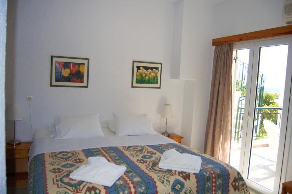 Premium bedding, pillowtop beds, in-room safe, WiFi (free)