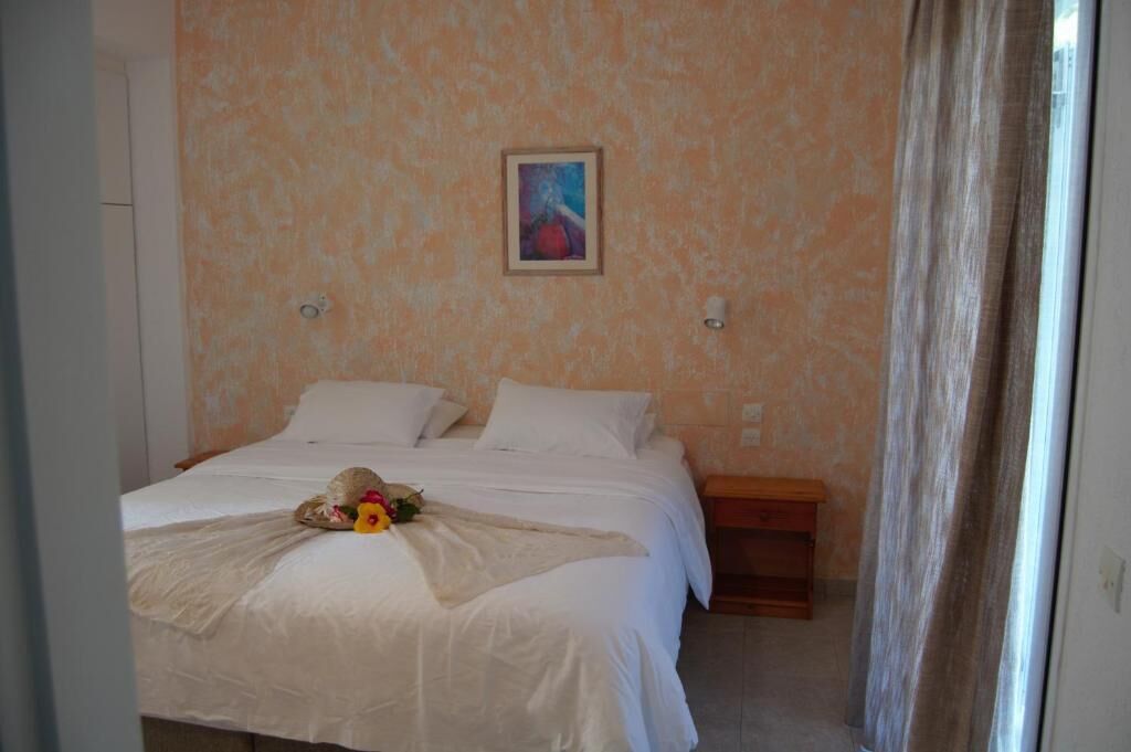 Premium bedding, pillowtop beds, in-room safe, WiFi (free)