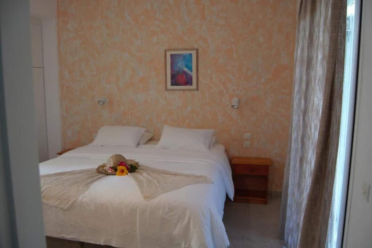 Premium bedding, pillowtop beds, in-room safe, WiFi (free)