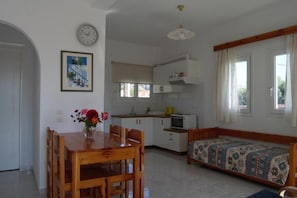 Full-size fridge, stovetop, toaster, cookware/dishes/utensils - Odyssia Apartments (Kefalonia)