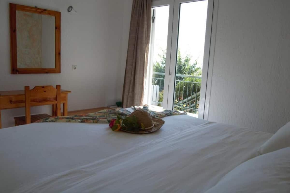 Premium bedding, pillowtop beds, in-room safe, WiFi (free)