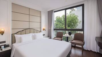 Artículos del minibar gratis y caja de seguridad en la habitación