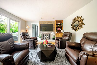 Luxury & Private 6BR Single House • Summer Retreat w/ Parking & Pet-Friendly 35