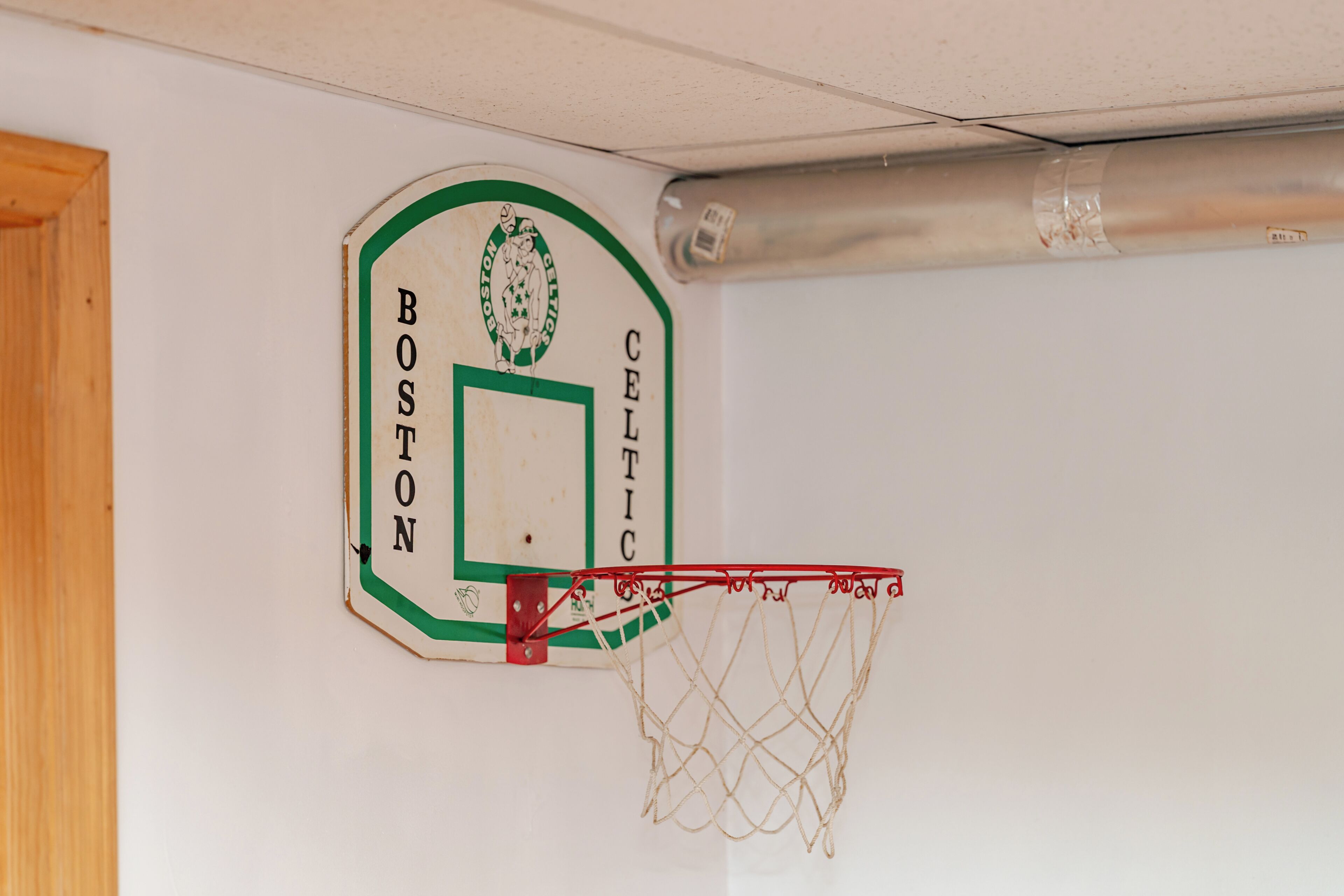 Un aro de baloncesto con el logo de los 'Boston Celtics' en la pared.
