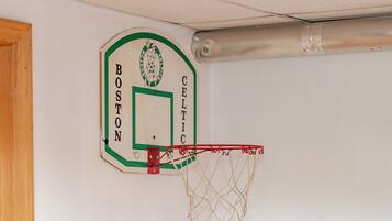 Un aro de baloncesto con el logo de los 'Boston Celtics' en la pared.