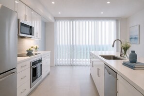 Comfort Double Room | Private kitchen - Grand Park Suites (Toronto)