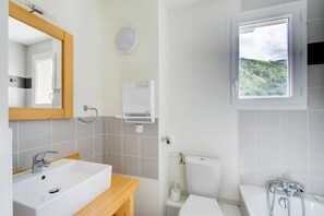 Shower - Loudenvielle Stay with Alpine Views (Loudenvielle)