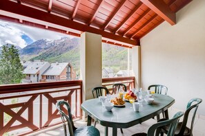 Outdoor dining - Duplex Alpine Stay for 9, Loudenvielle (Loudenvielle)