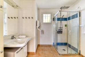 Shower - Home for 4 with Private Parking (HOMPS (AUDE))