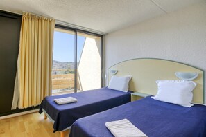 Room - Accessible Lake Stay for 4 in Miremont (Miremont (PUY DE DÔME))