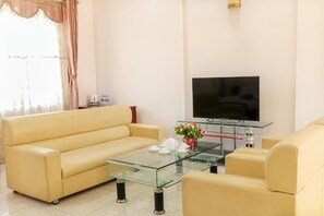 Deluxe Double Room, 1 King Bed, River View | Living area - Khach San Nam Rom (Dien Bien Phu)