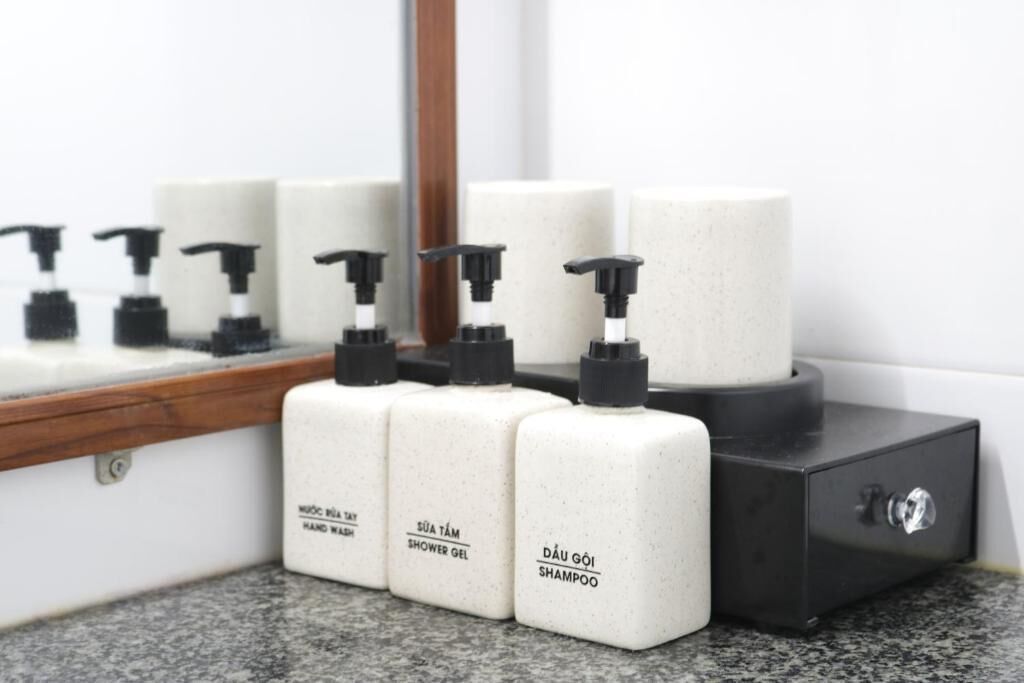 Combined shower/bathtub, hair dryer, slippers, towels