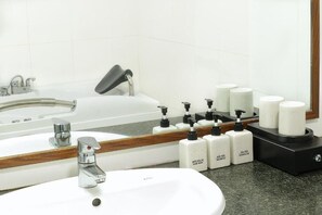 Deluxe Double Room, 1 King Bed, River View | Bathroom - Khach San Nam Rom (Dien Bien Phu)