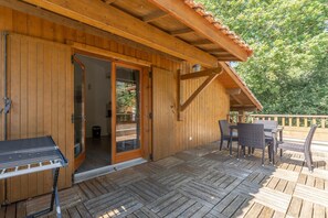 Outdoor dining - 4-Guest stay near Moutchic Beach (LACANAU)
