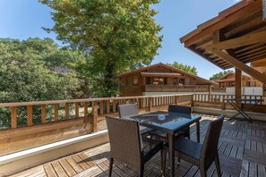 Outdoor dining - 4-Guest stay near Moutchic Beach (LACANAU)