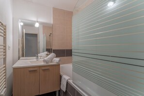 Bathroom - Lacanau Stay, 100m to Lake & Pool (LACANAU)