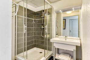 Shower - Coastal Stay for 4 with Air-Conditioning (Le Grau-du-Roi)