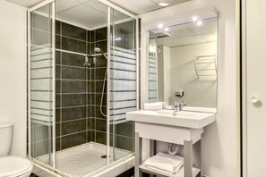 Shower - Pool View Apartment for Six (Le Grau-du-Roi)