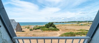 Apartment with Terrace near Sea