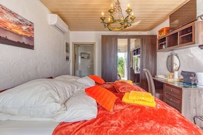 1 habitación, caja de seguridad en la habitación y escritorio 