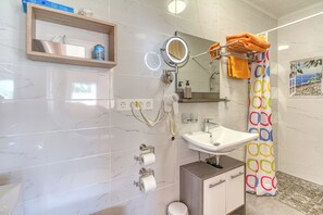 Shower, hair dryer, towels, soap - Hotel Rural Los Piratas 2 – Double room with terrace & pool - Tijarafe, La Palma (Tijarafe)