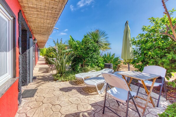 Outdoor dining - Hotel Rural Los Piratas 2 – Double room with terrace & pool - Tijarafe, La Palma (Tijarafe)
