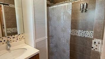 Apartamento Confort, balcón, vistas a la ciudad | Baño