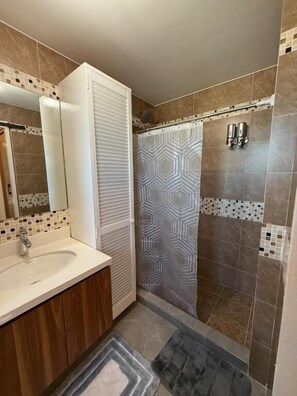 Apartamento Confort, balcón, vistas a la ciudad | Baño