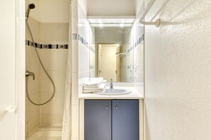 Shower - Valras Plage Family Beach Stay for 6 (Valras-Plage)