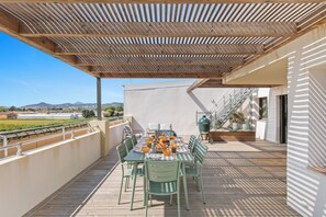 Outdoor dining - Vrbo Property (Hyères)