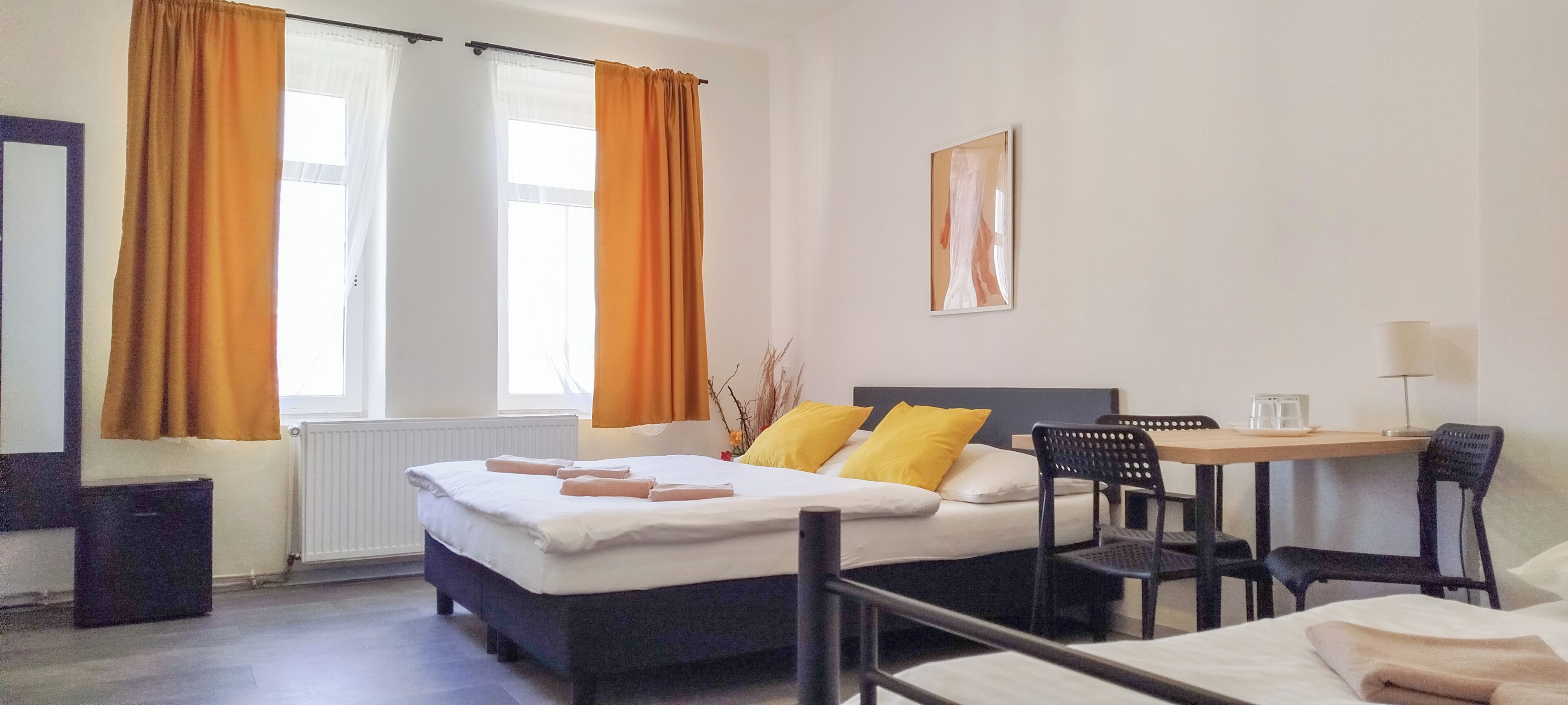 Standard-Doppel- oder -Zweibettzimmer, Terrasse, Stadtblick | Schreibtisch, laptopgeeigneter Arbeitsplatz, Verdunkelungsvorhänge