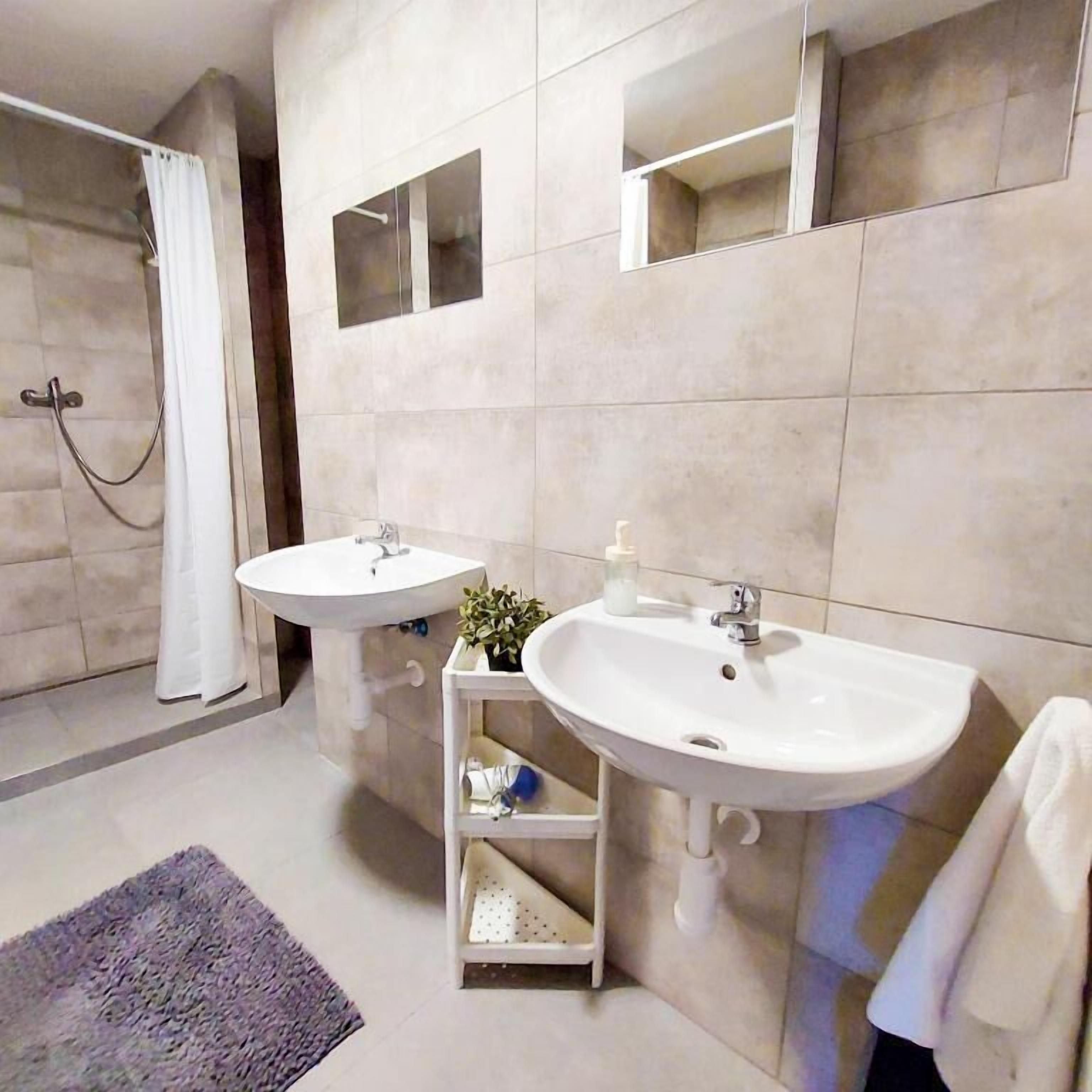 Dusche, kostenlose Toilettenartikel, Haartrockner, Handtücher