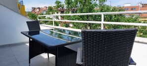 Standard-Doppel- oder -Zweibettzimmer, Terrasse, Stadtblick | Speisen im Freien