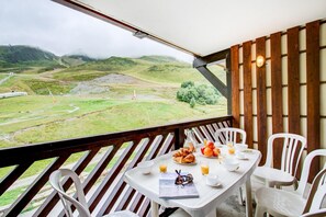 Outdoor dining - Superior 2-Bedroom Stay for 6 (PEYRAGUDES)
