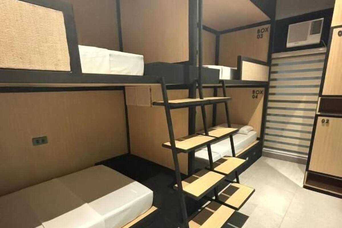 Un dormitorio con literas, un escritorio y una ventana.